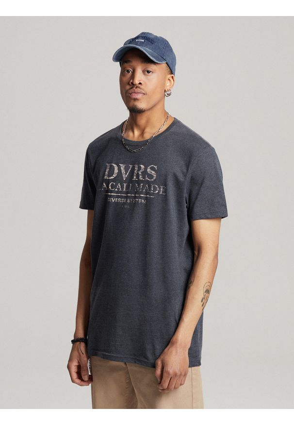 Diverse - T-shirt męski z nadrukiem CALI SOL 02 S1817 - granatowy. Kolor: niebieski. Materiał: poliester, bawełna. Wzór: nadruk