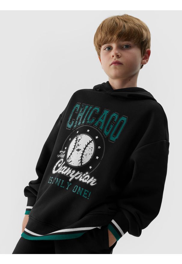 4f - Bluza dresowa nierozpinana z kapturem chłopięca. Okazja: na co dzień. Typ kołnierza: kaptur. Kolor: czarny. Materiał: dresówka. Długość rękawa: długi rękaw. Długość: długie. Wzór: napisy, nadruk. Sezon: lato. Styl: casual