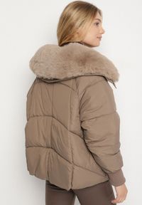 Born2be - Brązowa Puchowa Kurtka Pikowana z Futrzanym Kołnierzem Lanivela. Okazja: na spotkanie biznesowe, do pracy, na co dzień. Kolekcja: plus size. Kolor: brązowy. Materiał: puch, futro. Styl: biznesowy, casual #6