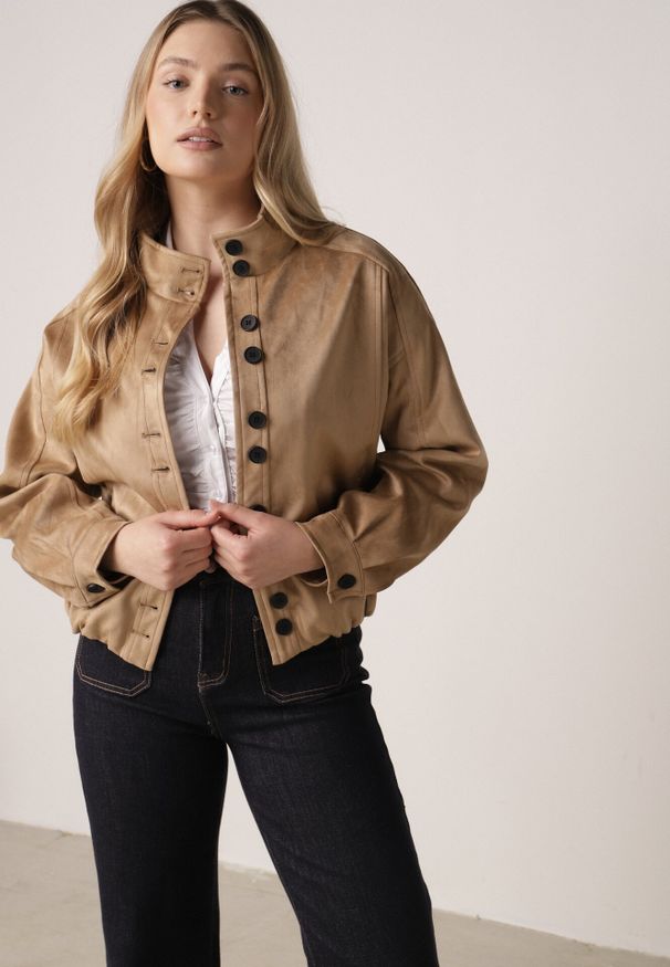 Born2be - Jasnobrązowa Kurtka w Stylu Bomberki z Ozdobnymi Guzikami Polimi. Okazja: na co dzień. Kolor: brązowy. Materiał: jeans. Styl: casual