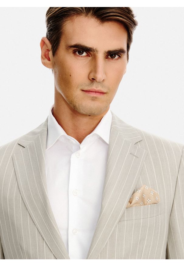 Pako Lorente - PAKO LORENTE - Beżowy garnitur męski w prążek. Kolor: beżowy. Materiał: wełna. Wzór: prążki