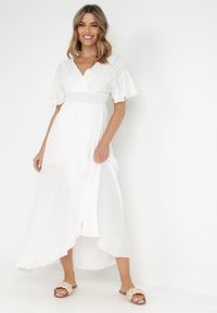 Born2be - Biała Sukienka z Wiskozy Aeraste. Kolor: biały. Materiał: wiskoza. Wzór: aplikacja. Typ sukienki: asymetryczne, kopertowe. Długość: maxi