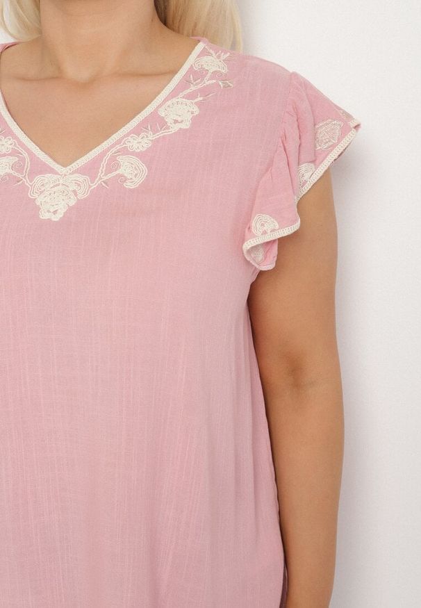 Born2be - Różowa Bawełniana Bluzka z Ozdobnym Haftem i Falbankami Dolivra. Okazja: na co dzień. Typ kołnierza: kołnierz z falbankami. Kolor: różowy. Materiał: bawełna. Wzór: haft. Styl: casual, elegancki
