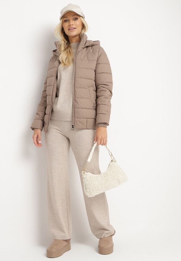 Born2be - Ciemnobeżowa Pikowana Kurtka ze Ściągaczem w Pasie i Odpinanym Kapturem Valentissa. Okazja: na co dzień. Kolor: beżowy. Materiał: jeans. Styl: klasyczny, casual
