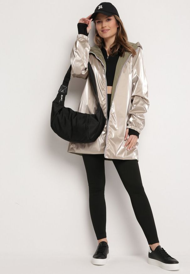 Born2be - Ciemnozielona Kurtka Dwustronna z Nieodpinanym Kapturem i Metalicznym Efektem Lirednil. Kolor: zielony. Wzór: gładki. Styl: elegancki