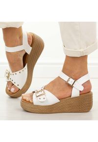 Białe sandały damskie na koturnie Sergio Leone Sk067H. Okazja: na co dzień. Zapięcie: sprzączka. Kolor: biały. Materiał: skóra. Sezon: wiosna, lato. Obcas: na koturnie. Styl: casual, klasyczny, elegancki #1