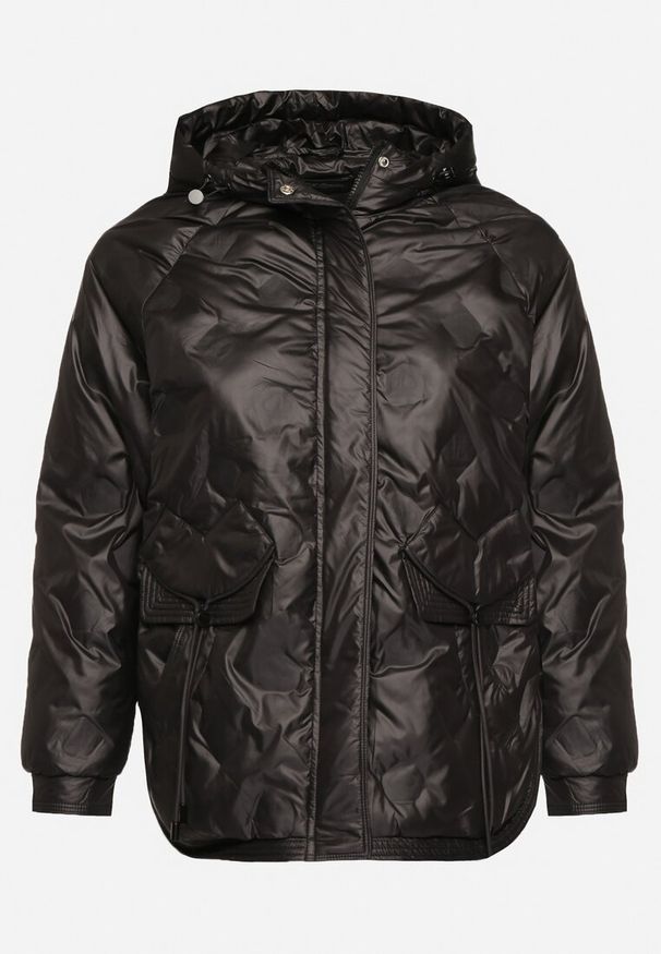 Born2be - Czarna Kurtka Pikowana z Kapturem i Kieszeniami o Pudełkowym Kroju Eravinna. Okazja: na spacer. Typ kołnierza: kaptur. Kolekcja: plus size. Kolor: czarny. Długość rękawa: długi rękaw. Długość: długie. Wzór: aplikacja