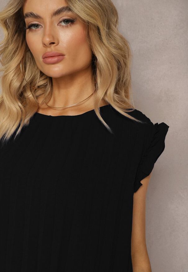 Renee - Czarny Plisowany Top Koszulka z Krótkim Rękawem Meavina. Okazja: na co dzień. Kolor: czarny. Materiał: materiał, len. Długość rękawa: krótki rękaw. Długość: krótkie. Styl: elegancki, wizytowy, casual