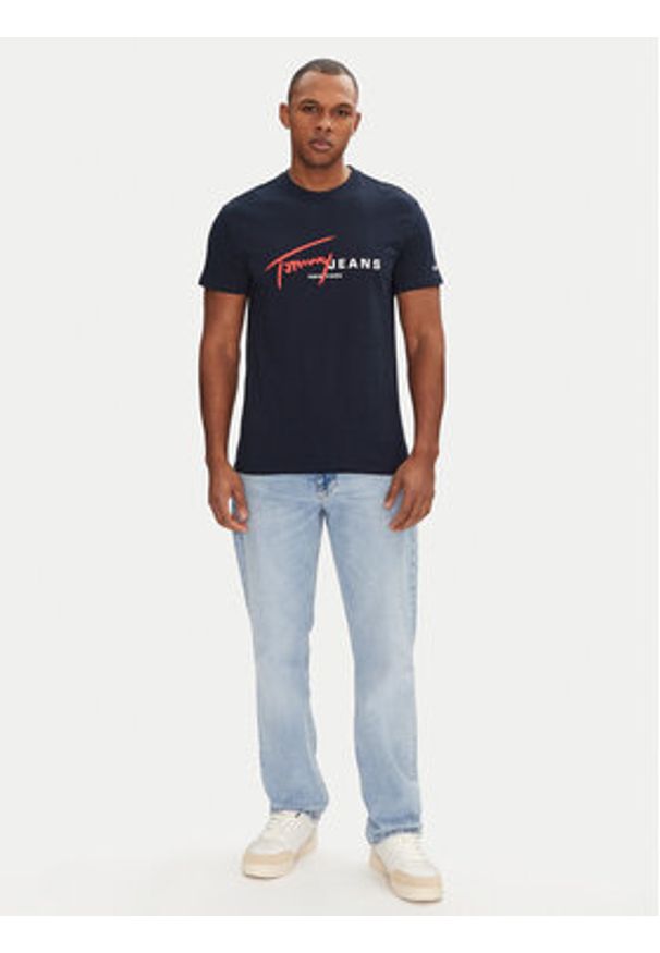 Tommy Jeans T-Shirt Signature Dna DM0DM20817 Granatowy Regular Fit. Kolor: niebieski. Materiał: bawełna