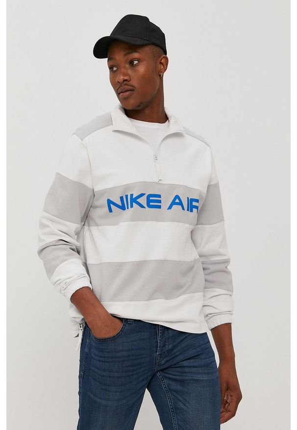 Nike Sportswear Bluza bawełniana męska kolor biały z nadrukiem. Okazja: na co dzień. Kolor: biały. Materiał: bawełna. Długość: krótkie. Wzór: nadruk. Styl: casual