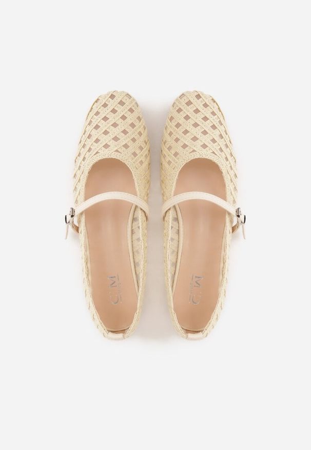 Renee - Jasnobeżowe Balerinki z Ażurowym Wzorem i Paskiem Astethera. Okazja: na co dzień. Zapięcie: pasek. Kolor: beżowy. Materiał: jeans. Wzór: ażurowy. Styl: casual, elegancki