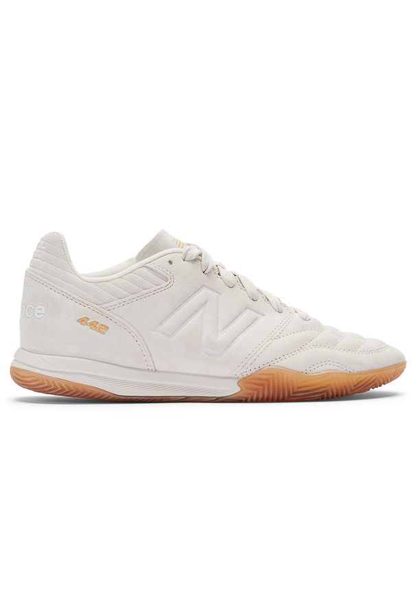 Halówki męskie New Balance 442 V2 PRO IN MS41LWT2 – beżowe. Kolor: beżowy. Materiał: guma, skóra, syntetyk, materiał. Szerokość cholewki: normalna. Sport: fitness, bieganie