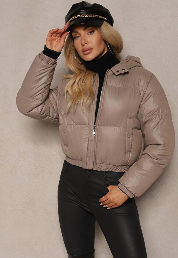 Renee - Ciemnoszara Pikowana Kurtka z Nieodpinanym Kapturem o Krótkim Kroju Tinneira. Okazja: na spacer. Kolor: szary. Materiał: jeans. Długość: krótkie. Styl: elegancki