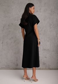 Renee - Czarna Rozkloszowana Sukienka Zdobiona Drapowaniem w Talii i Rozcięciem Uziola. Okazja: na co dzień. Kolor: czarny. Wzór: aplikacja. Typ sukienki: proste. Styl: casual #8