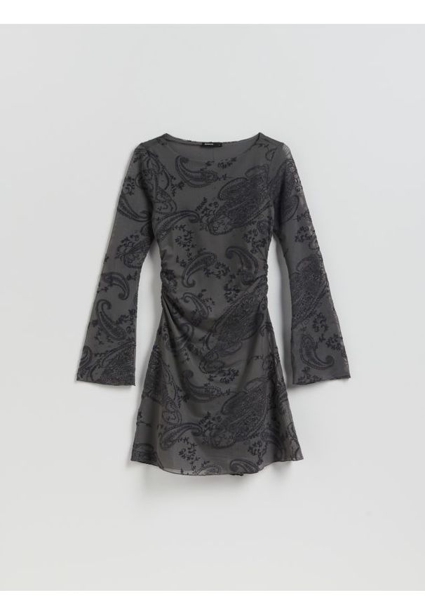 Reserved - Wzorzysta sukienka mini - ciemnoszary. Kolor: szary. Materiał: dzianina. Długość: mini