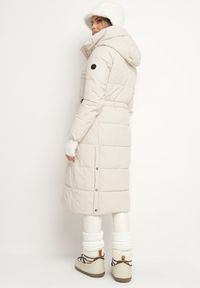 Born2be - Beżowa Zimowa Kurtka za Kolano Płaszcz z Szerokim Pikowaniem i Nieodpinanym Kapturem Hressa. Kolor: beżowy. Długość: długie. Wzór: aplikacja. Sezon: zima #3