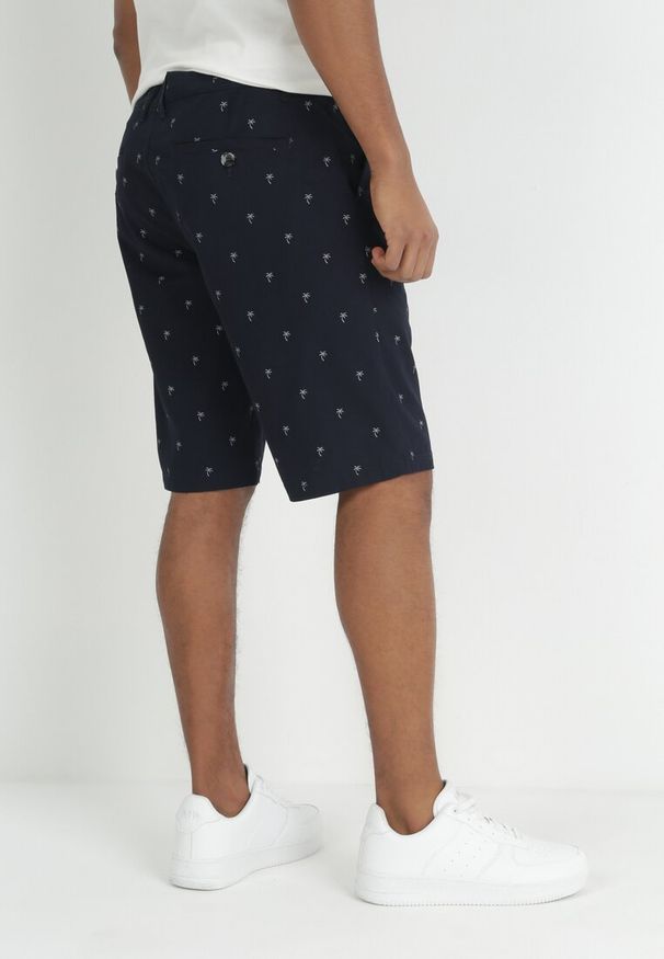 Born2be - Granatowe Szorty do Kolan z Regularnym Stanem i Kieszeniami Norin. Kolor: niebieski. Materiał: tkanina. Długość: do kolan. Styl: sportowy