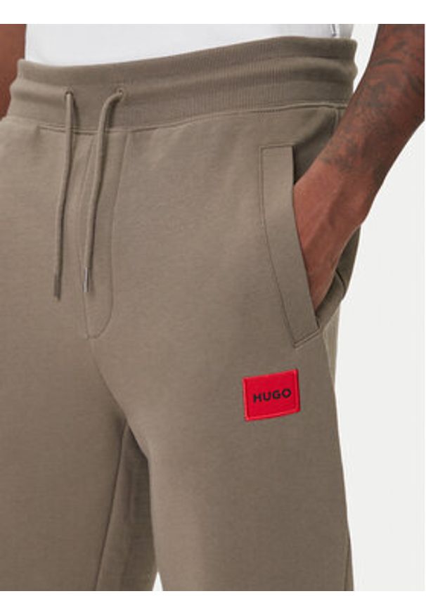 Hugo - HUGO Spodnie dresowe Doak212 50447963 Beżowy Regular Fit. Kolor: beżowy. Materiał: bawełna