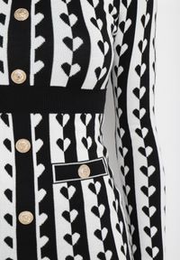 Born2be - Biała Sweterkowa Sukienka Mini w Geometryczny Wzór Carlas. Okazja: na co dzień. Kolor: biały. Materiał: wiskoza, jeans. Wzór: geometria. Typ sukienki: dopasowane. Styl: casual, elegancki. Długość: mini #5