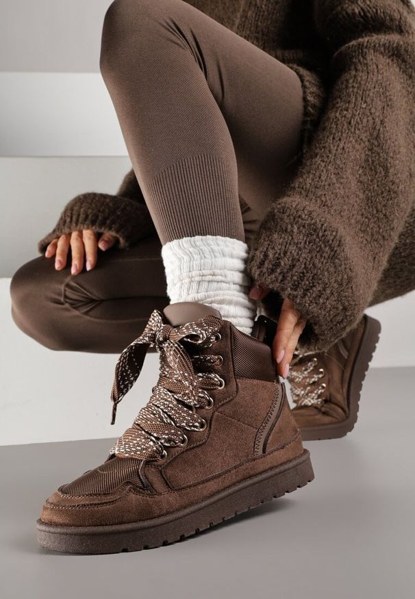 Renee - Brązowe Sneakersy Ozdobione Sznurówkami w Geometryczny Wzór Avoslia. Okazja: na co dzień. Kolor: brązowy. Materiał: jeans. Wzór: geometria, aplikacja