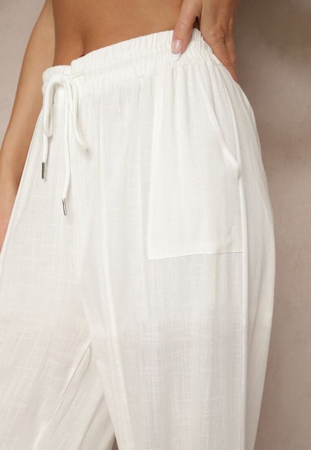 Renee - Białe Szerokie Spodnie z Bawełną na Gumce z Kieszeniami Efridessa. Okazja: na co dzień. Stan: podwyższony. Kolor: biały. Materiał: bawełna. Styl: casual, klasyczny