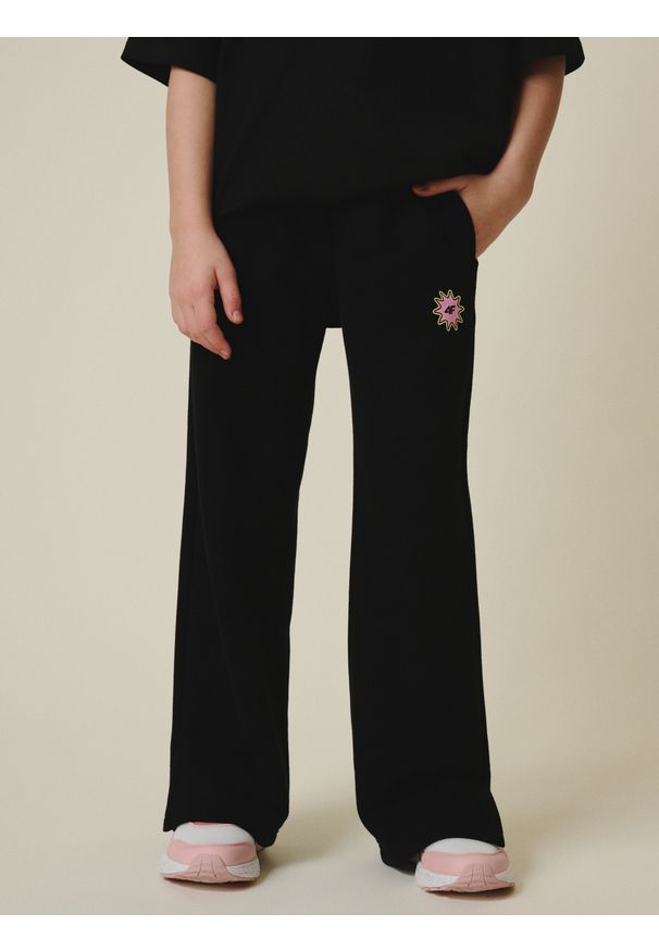 4f - 4F Spodnie dresowe z szerokimi nogawkami dziewczęce - czarne 158 (12-13 lat). Okazja: na spacer, na co dzień. Kolor: czarny. Materiał: dresówka. Sezon: lato. Styl: casual