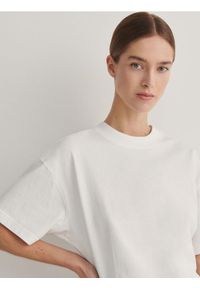 Reserved - Taliowany t-shirt - biały. Kolor: biały. Materiał: dzianina, bawełna