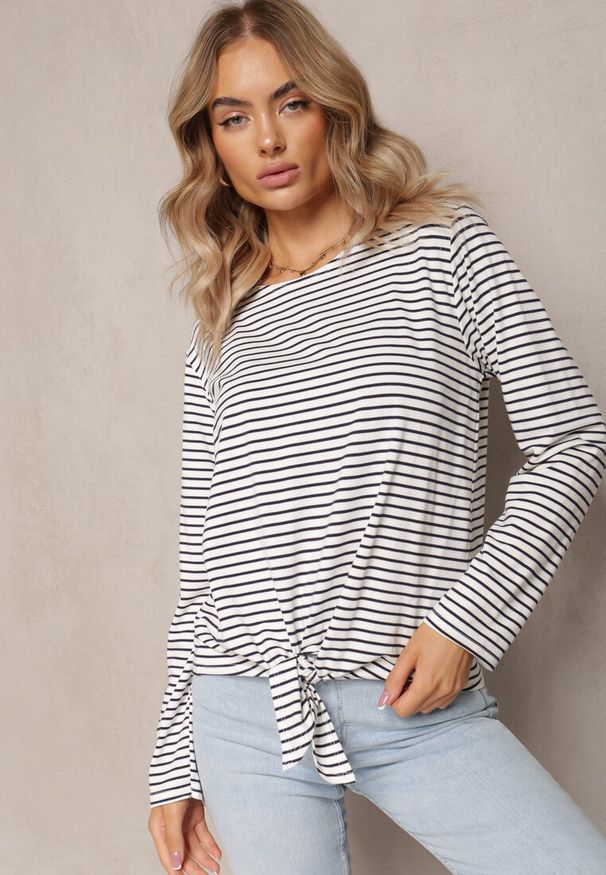 Renee - Biało-Granatowa Bawełniana Bluzka z Wiązaniem na Dole Bettine. Kolor: biały. Materiał: bawełna. Długość rękawa: długi rękaw. Długość: długie. Sezon: wiosna, jesień. Styl: klasyczny