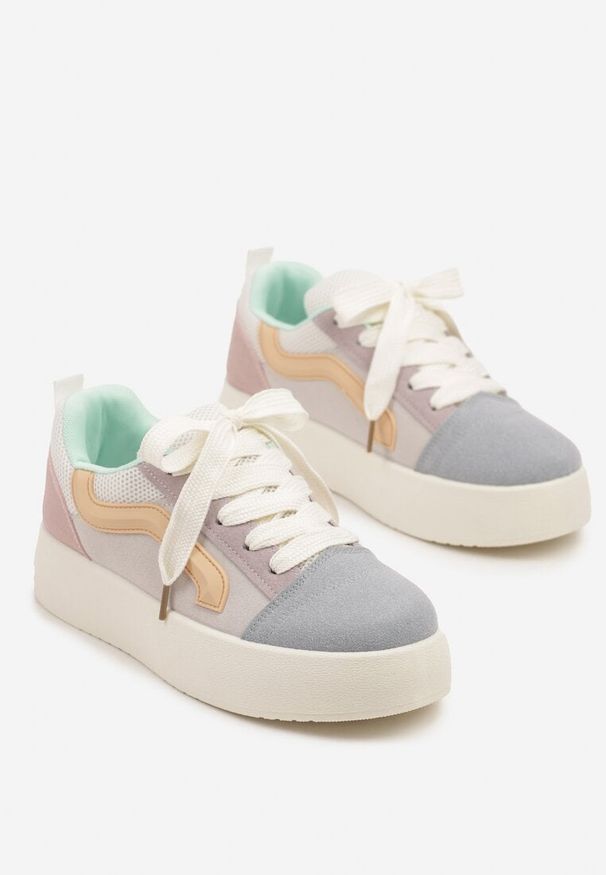 Renee - Niebiesko-Beżowe Sneakersy na Platformie z Geometrycznym Wzorem Kornelna. Okazja: na co dzień. Kolor: niebieski. Materiał: jeans. Wzór: geometria. Obcas: na platformie