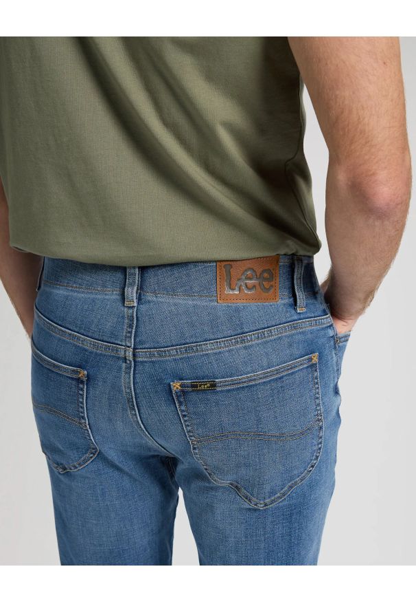 Lee - MESKIE SPODNIE LEE SLIM FIT MVP BLUE PRINT 112376321. Wzór: nadruk