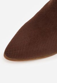 Born2be - Brązowe Ażurowe Botki Vices na Obcasie Ozdobione Wycięciem i Nitami Lilfedi. Okazja: na co dzień, na imprezę. Kolor: brązowy. Materiał: skóra, jeans. Wzór: ażurowy, aplikacja. Sezon: zima, jesień. Obcas: na obcasie. Styl: casual, wizytowy. Wysokość obcasa: średni #4