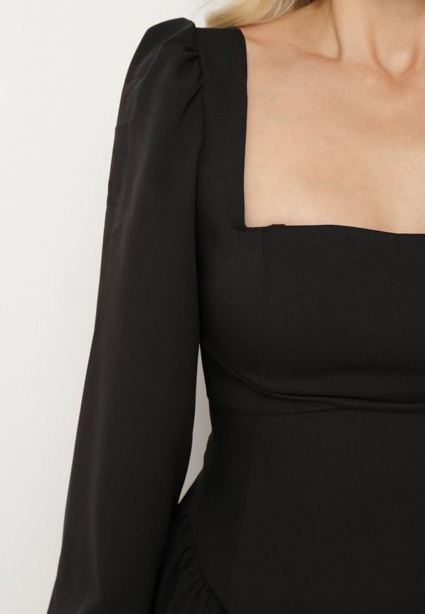 Born2be - Czarna Sukienka Rozkloszowana z Gorsetową Górą i Materiałowym Paskiem na Tyle Enadil. Okazja: na co dzień. Typ kołnierza: dekolt gorset. Kolor: czarny. Materiał: materiał. Typ sukienki: gorsetowe. Styl: casual