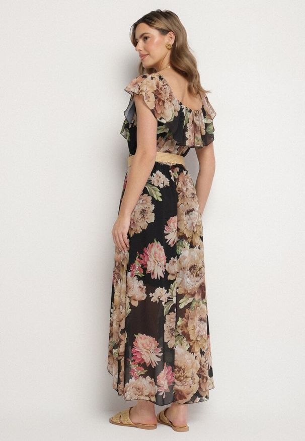 Born2be - Czarna Sukienka Typu Hiszpanka w Kwiaty z Paskiem Sademire. Okazja: na co dzień. Typ kołnierza: dekolt hiszpanka. Kolor: czarny. Wzór: kwiaty. Styl: casual