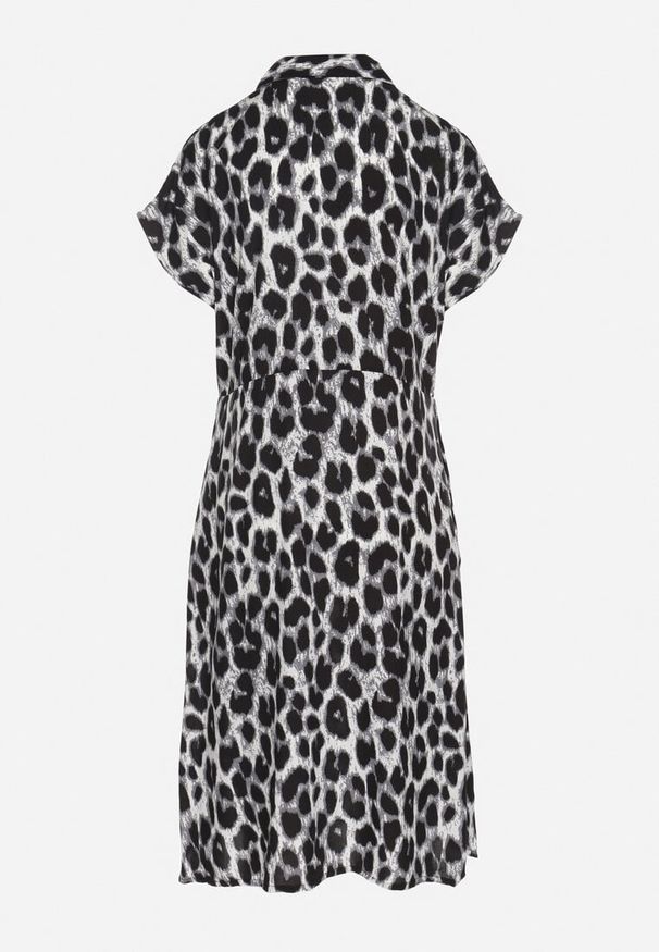Born2be - Szaro-Czarna Bawełniana Sukienka o Koszulowym Kroju z Kieszeniami w Panterkę Iffanea. Okazja: na co dzień, na randkę, na spacer. Kolor: szary. Materiał: bawełna. Długość rękawa: krótki rękaw. Wzór: motyw zwierzęcy. Typ sukienki: koszulowe. Styl: casual, elegancki