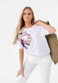 Volcano - T-NEKO. Kolor: biały. Materiał: bawełna, jeans, materiał. Długość rękawa: krótki rękaw. Długość: krótkie. Wzór: nadruk, kwiaty. Styl: klasyczny #1