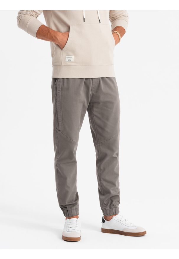 Ombre Clothing - Męskie spodnie dzianinowe joggery z ozdobną plisą – grafitowe V4 - Rozmiar: L. Okazja: na co dzień. Kolor: szary. Materiał: dzianina. Długość: długie. Wzór: jednolity, aplikacja. Styl: casual