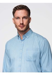 Ombre Clothing - Wzorzysta koszula męska z cienkiego jeansu z kieszonką – jasnoniebieska V1 - Rozmiar: L. Okazja: na co dzień. Kolor: niebieski. Materiał: jeans. Wzór: gładki. Styl: casual, klasyczny