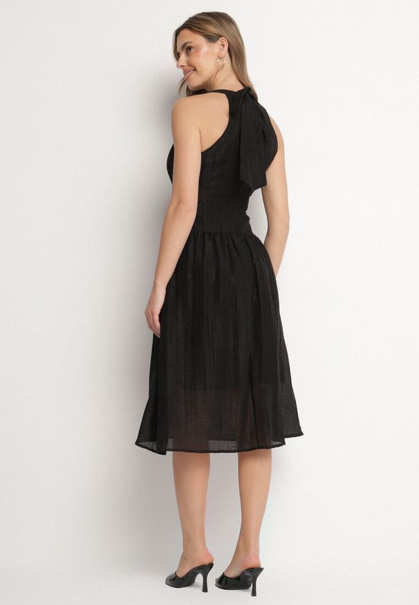 Born2be - Czarna Rozkloszowana Sukienka z Tłoczonej Tkaniny z Wiązaniem z Tyłu Nimioretta. Okazja: na wesele, na imprezę, na ślub cywilny. Kolor: czarny. Materiał: tkanina. Wzór: aplikacja. Typ sukienki: rozkloszowane. Styl: elegancki