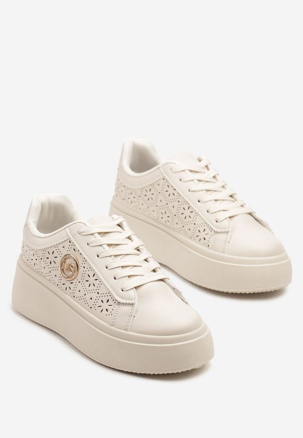 Born2be - Jasnobeżowe Sneakersy na Platformie Zdobione Ażurową Perforacją i Aplikacją Camioria. Okazja: na co dzień. Kolor: beżowy. Materiał: jeans. Wzór: aplikacja, ażurowy. Obcas: na platformie
