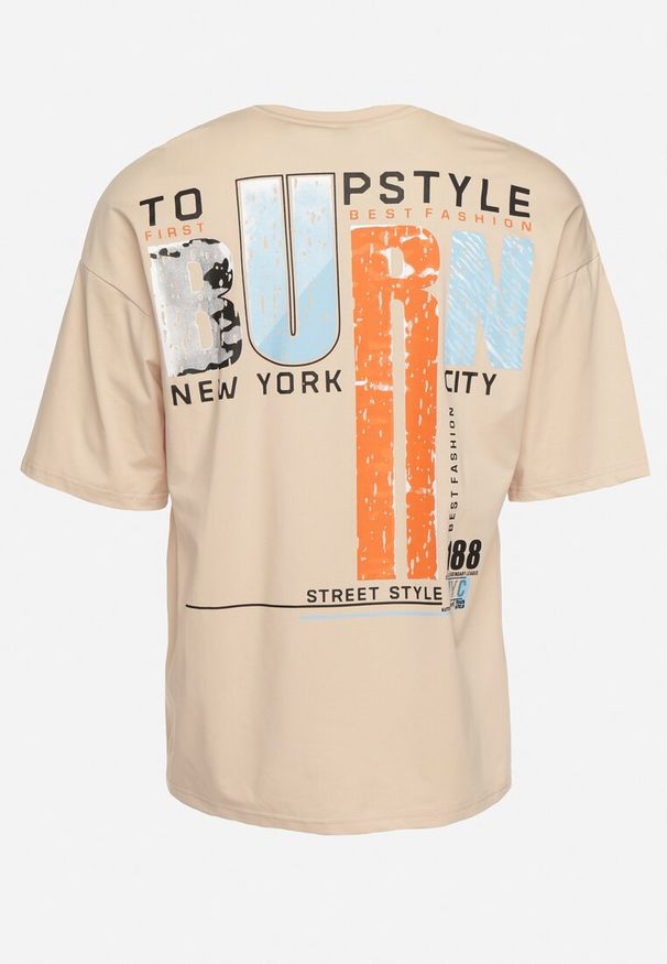 Born2be - Beżowa Bawełniana Koszulka z Krótkim Rękawem i Ozdobnymi Nadrukami na Plecach i z Przodu Azariel. Okazja: na co dzień. Kolor: beżowy. Materiał: bawełna. Długość rękawa: krótki rękaw. Długość: krótkie. Wzór: nadruk. Styl: casual