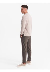 Ombre Clothing - Strukturalny longsleeve polo męski z naszywką – popielaty V3. Okazja: na co dzień. Typ kołnierza: polo. Kolor: szary. Materiał: wiskoza, dzianina, poliester, materiał, bawełna, włókno. Długość rękawa: długi rękaw. Wzór: aplikacja. Styl: sportowy, casual, elegancki #5