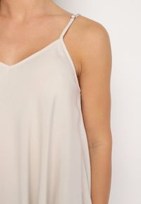 Born2be - Jasnobeżowy Bawełniany Top na Regulowanych Ramiączkach z Szerokim Dołem Quorea. Typ kołnierza: dekolt w łódkę. Kolor: beżowy. Materiał: bawełna. Długość rękawa: na ramiączkach. Styl: klasyczny