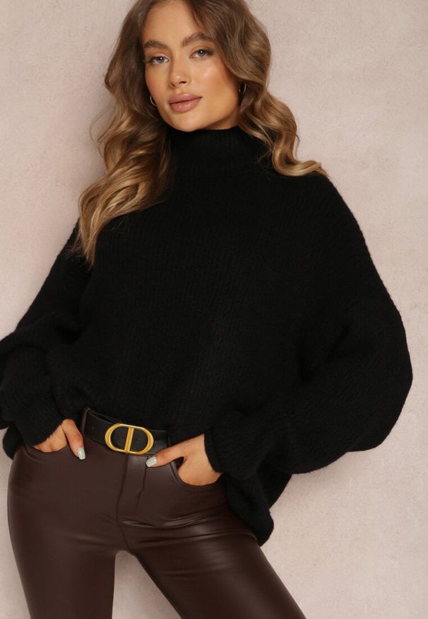 Renee - Czarny Golf Oversize Malia. Okazja: na co dzień. Typ kołnierza: golf. Kolor: czarny. Materiał: dzianina, wiskoza, skóra, jeans. Długość rękawa: długi rękaw. Długość: długie. Wzór: prążki, ze splotem. Styl: casual, klasyczny