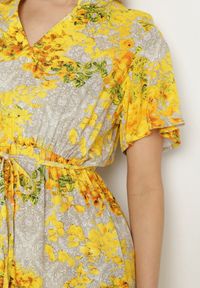 Born2be - Żółta Sukienka w Kwiaty z Paskiem Cleza. Okazja: na co dzień. Typ kołnierza: dekolt w kształcie V. Kolor: żółty. Wzór: kwiaty. Sezon: wiosna, lato. Styl: casual, elegancki #5