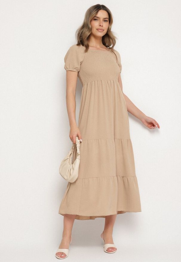 Born2be - Beżowa Rozkloszowana Sukienka z Dekoltem Typu Hiszpanka z Marszczeniem Lumorice. Okazja: na co dzień. Typ kołnierza: dekolt hiszpanka. Kolor: beżowy. Styl: casual, elegancki