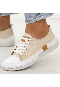 Beżowe skórzane półbuty damskie T.Sokolski 8260. Okazja: na co dzień. Nosek buta: okrągły. Zapięcie: sznurówki. Kolor: beżowy. Materiał: skóra. Szerokość cholewki: normalna. Sezon: jesień, wiosna. Styl: sportowy, klasyczny, casual, elegancki #1