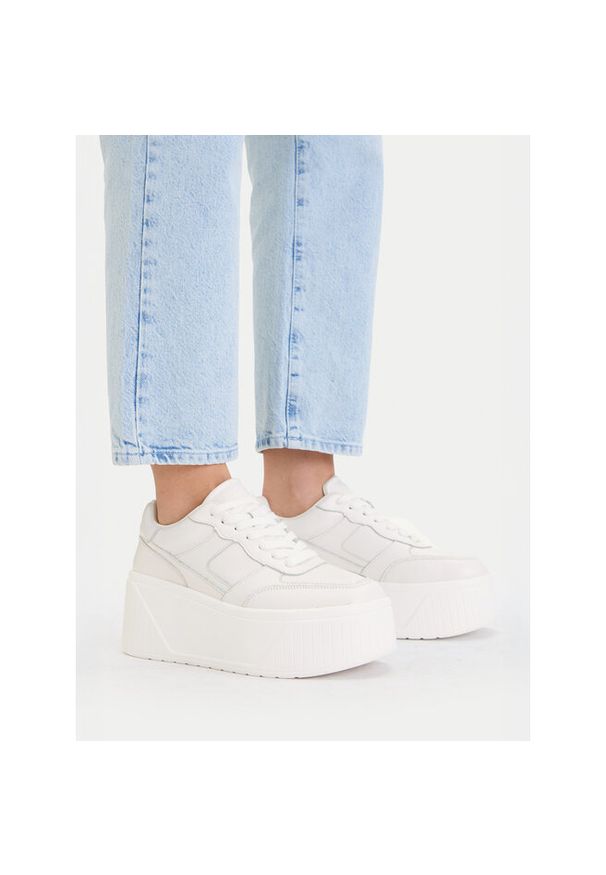 Sneakersy Badura. Kolor: biały