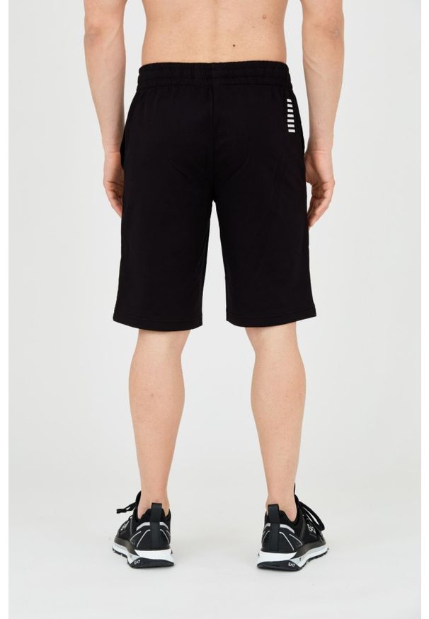 EA7 Emporio Armani - EA7 Czarne shorty męskie z białym logo. Kolor: czarny. Materiał: bawełna. Długość: krótkie