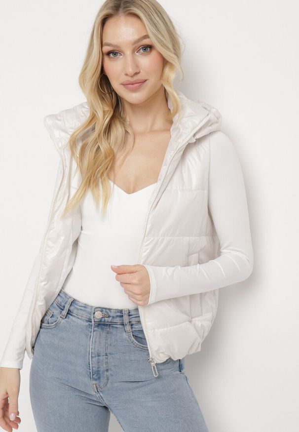 Born2be - Biała Kamizelka z Odpinanym Kapturem i Kieszeniami Pikowana Aggevia. Kolor: biały