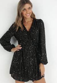 Born2be - Czarna Sukienka Cekinowa z Kopertowym Dekoltem Cidoly. Okazja: na co dzień. Typ kołnierza: dekolt kopertowy. Kolor: czarny. Typ sukienki: kopertowe. Styl: elegancki, casual, rockowy #1